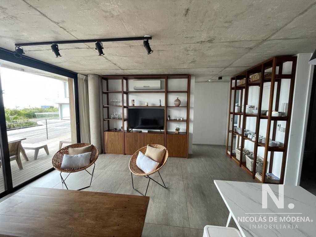 Vende apartamento en Manantiales de 2 dormitorios.