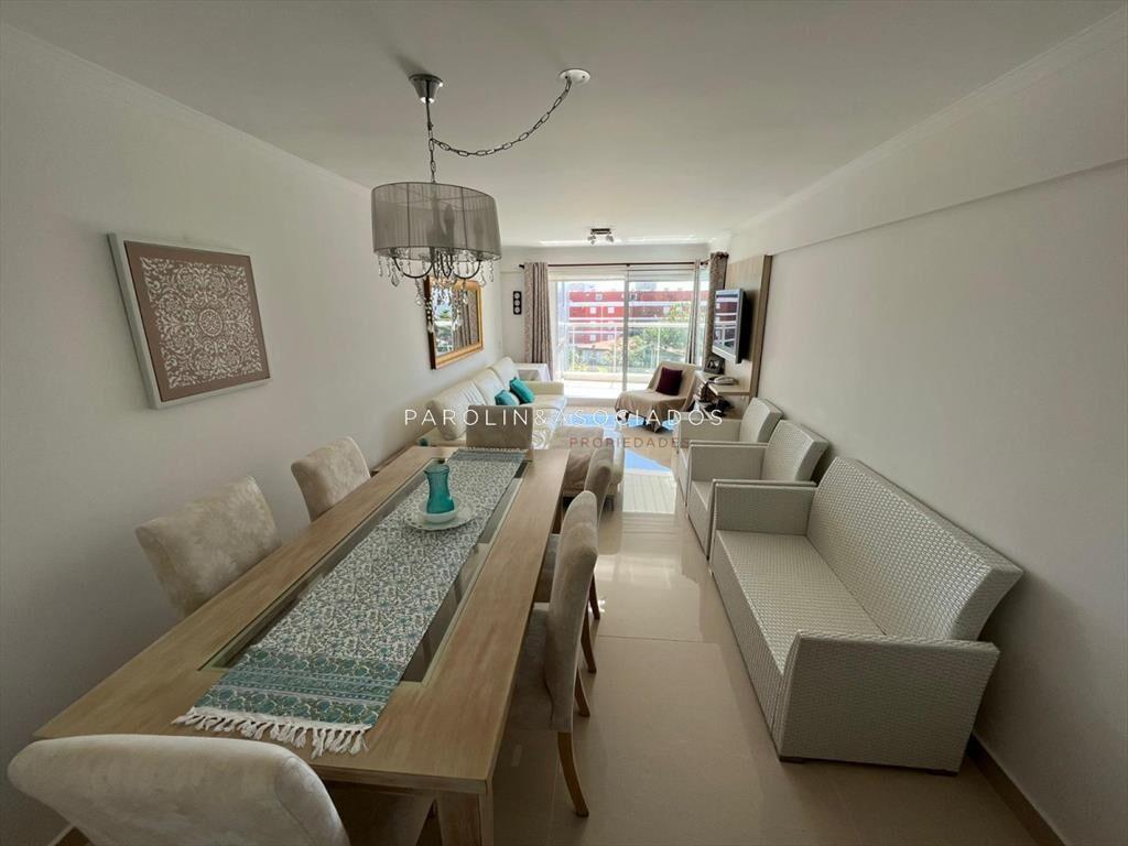 Apartamento de 2 dormitorios en venta en edificio
