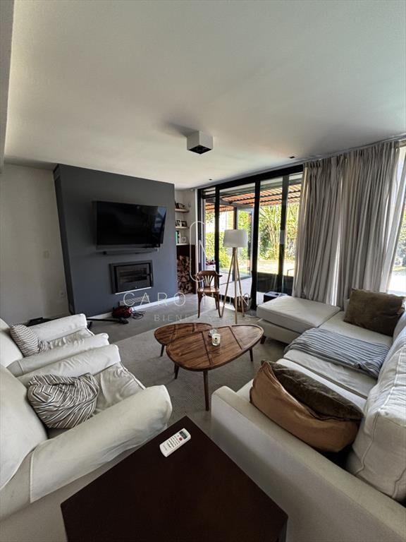 Venta casa moderna 4 dormitorios Carrasco Sur
