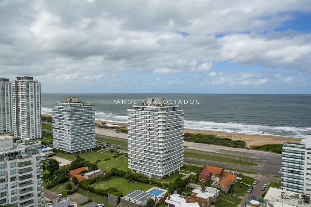 Vende apartamento de 3 dormitorios en Wind Tower,