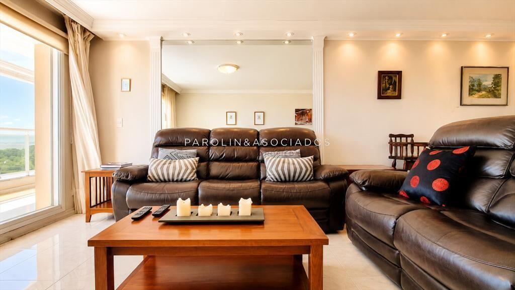 Apartamento de 3 dormitorios en venta en Coral en