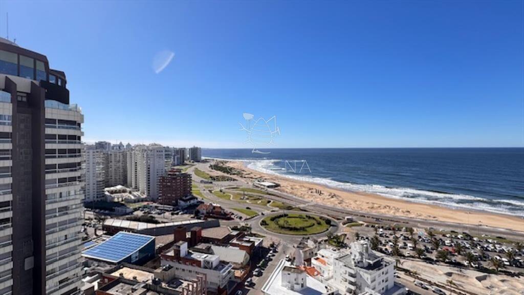 Apto con excelente vista a playa mansa y brava. Consulte!!!