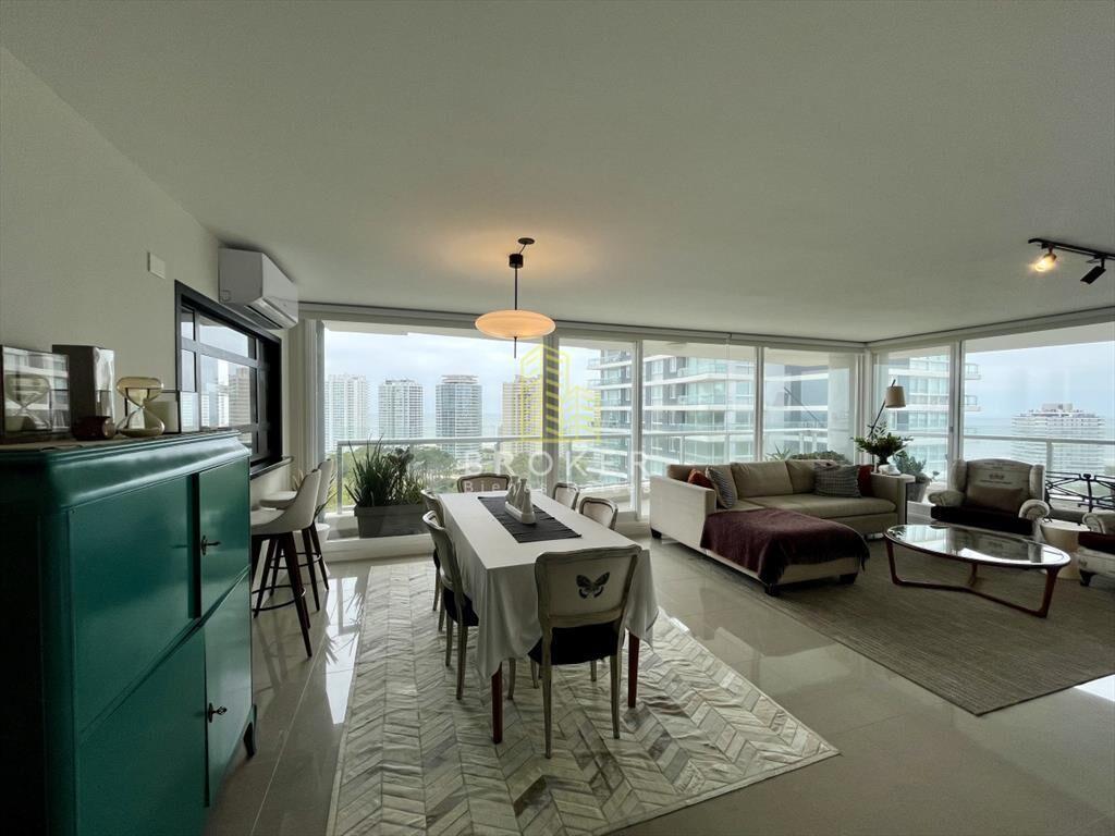 Venta Apartamento de 4 dormitorios a metros del