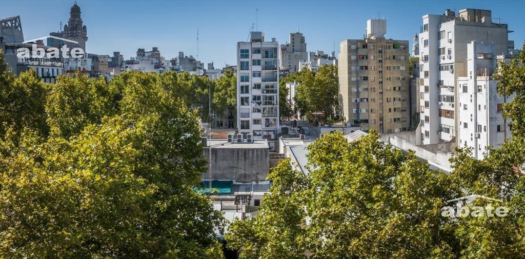 Venta apartamento dos dormitorios en Barrio Sur con terraza