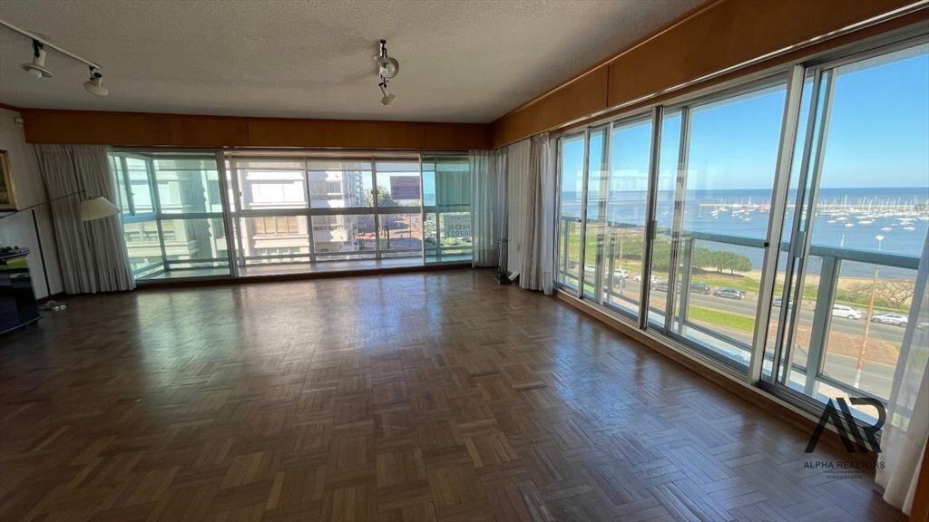 Apartamento en venta c/ cochera en Puerto Buceo