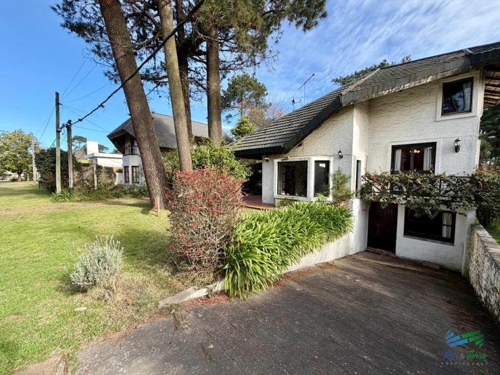En venta casa 4 dormitorios, con piscina, en del