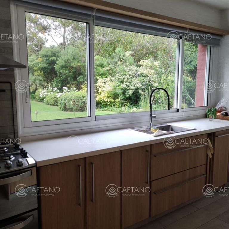 Hermosa casa de 2 niveles, con amplios espacios.