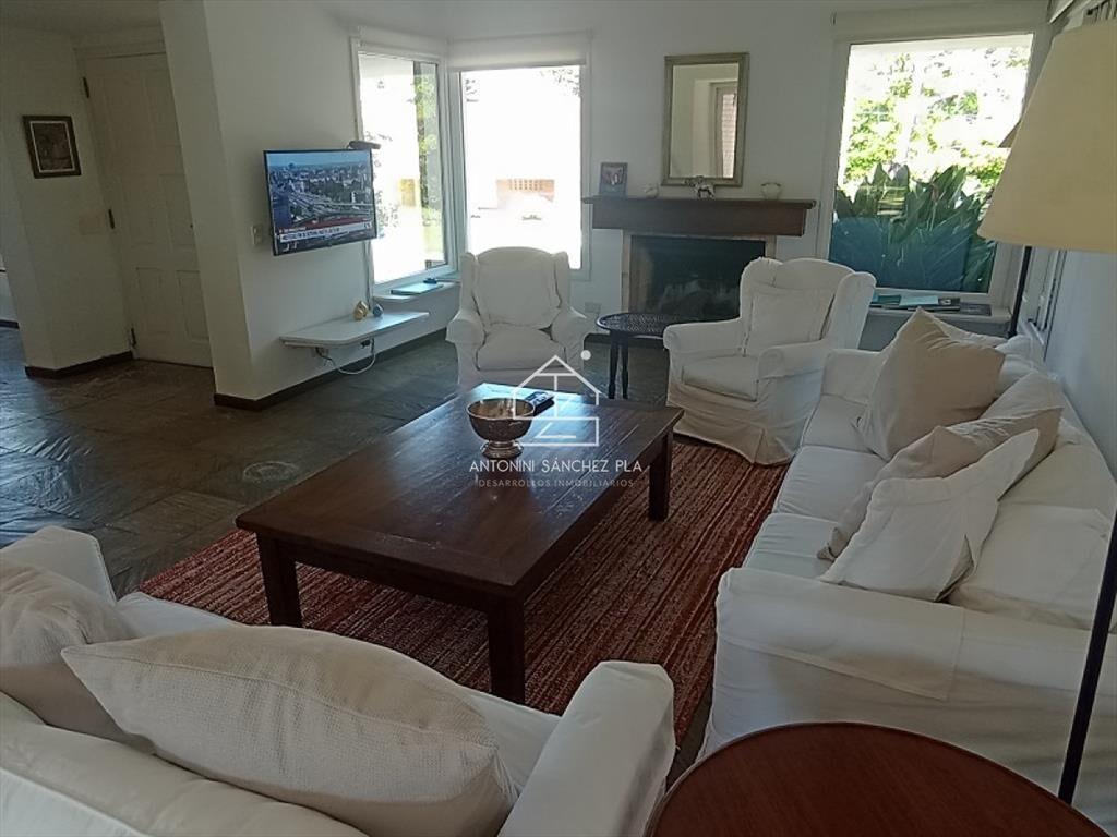 Gran casa reciclada a metros del mar con una del