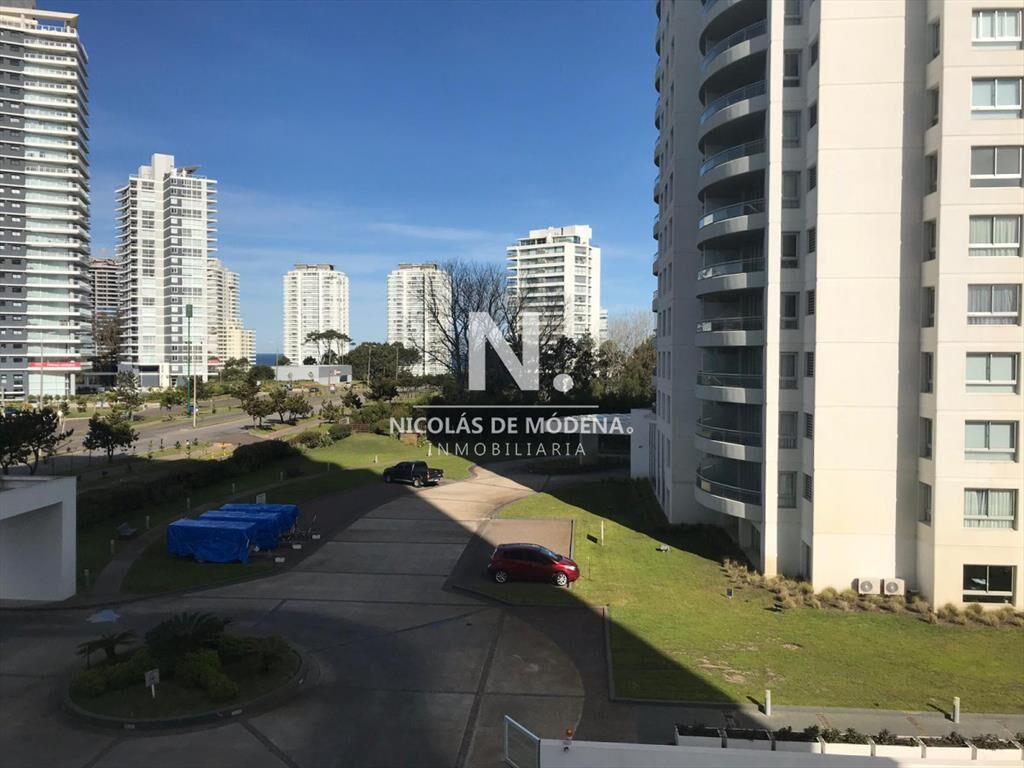 Vende apartamento de 3 dormitorios a metros del