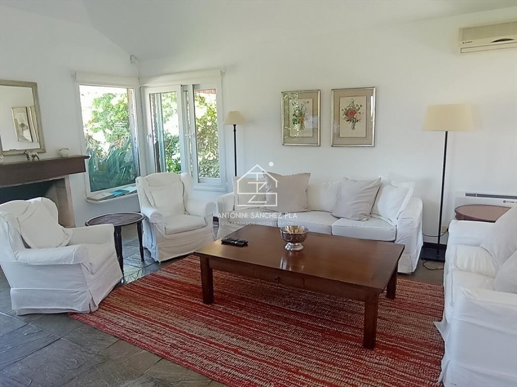 Gran casa reciclada a metros del mar con una del