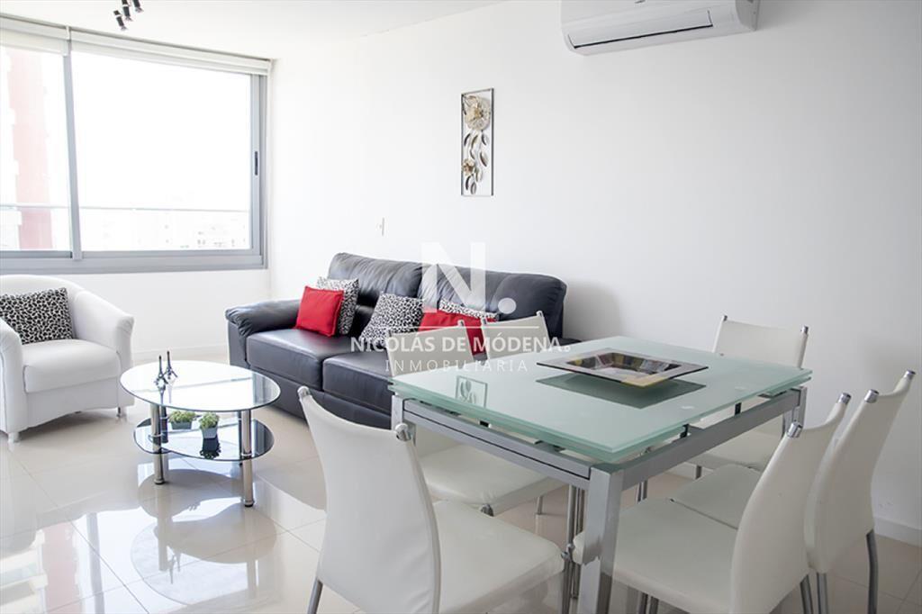 Apartamento en venta a metros de Playa Brava, 2