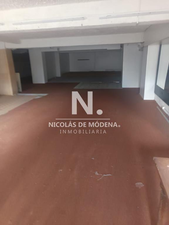 En venta local en Av Italia en Edificio