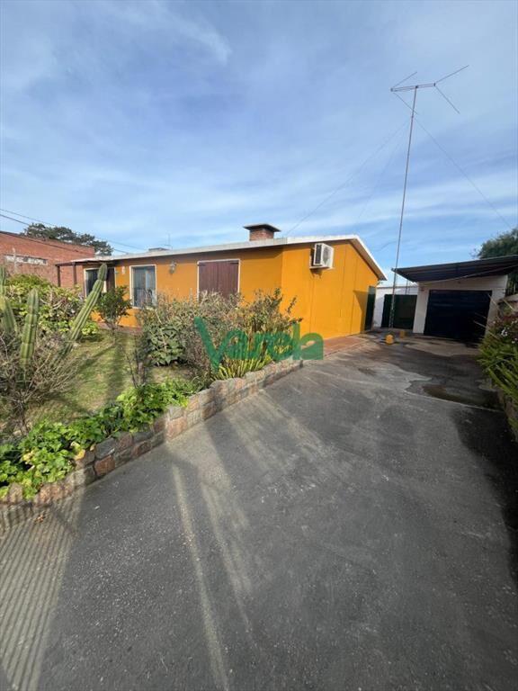Casa en venta en Salinas, 2 dormitorios, garaje,