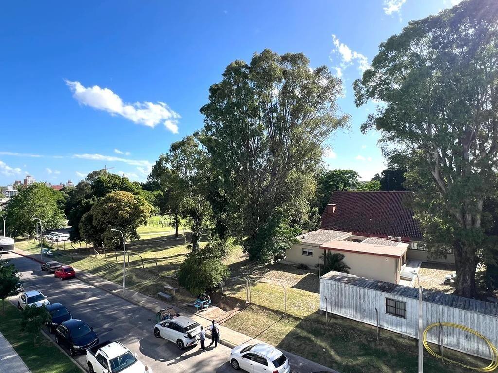 Venta Apartamento 2 Dormitorios y Garaje Amoblado en Buceo