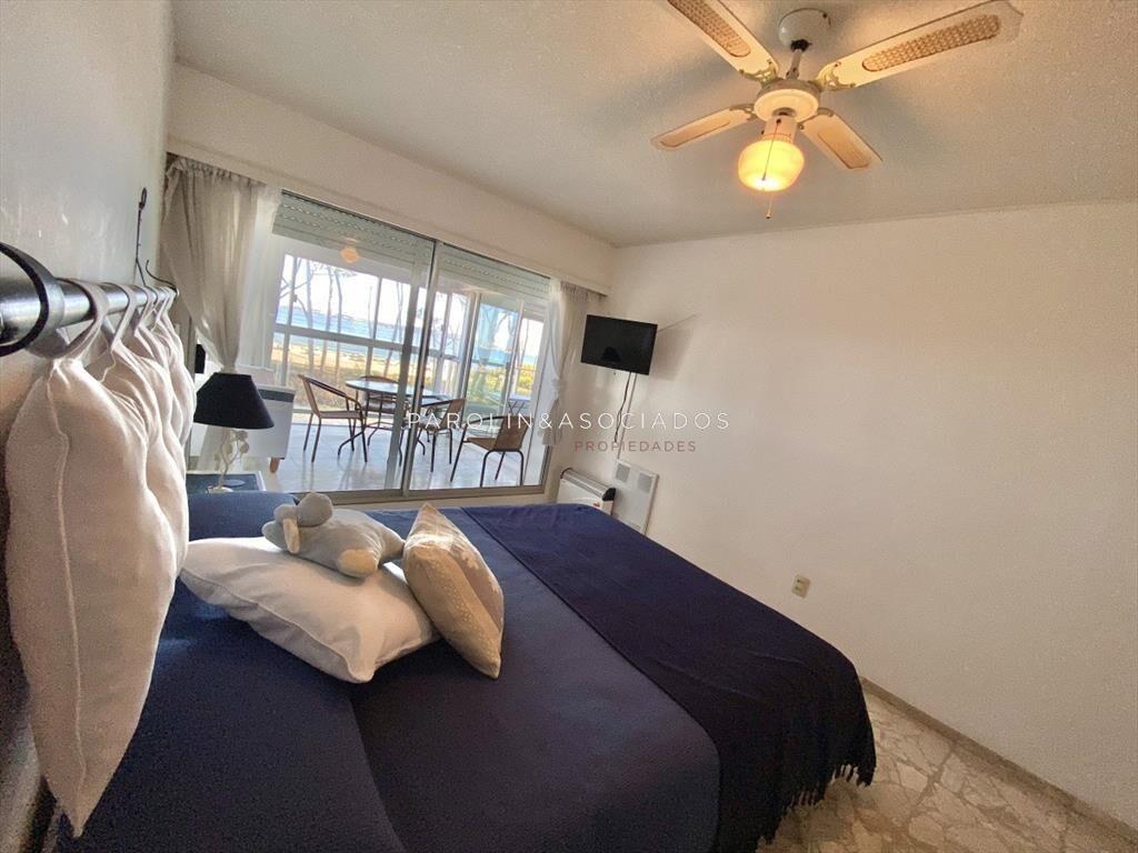 VENTA DE APARTAMENTO DE 2 DORMITORIOS Y SERVICIO FRENTE AL
