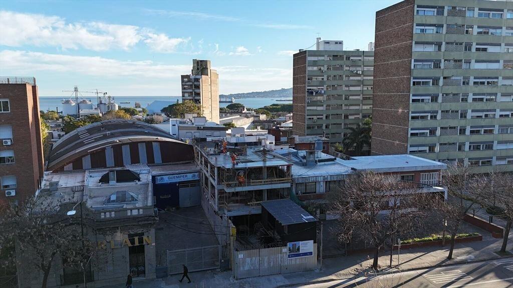 Edificio Terios, Agraciada frente Plaza Suarez. Parrilleros