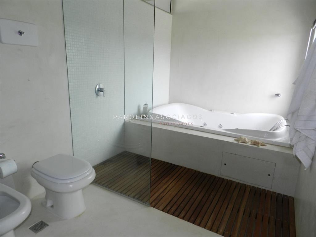 Moderna casa frente al mar en venta en TÃ­o Tom,