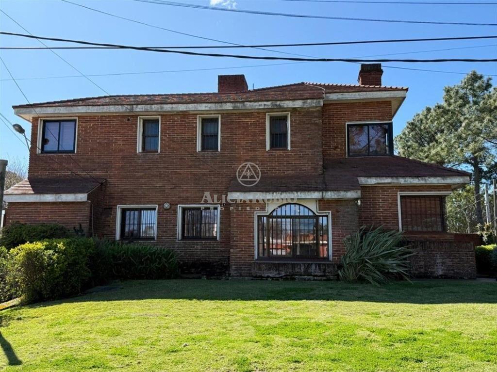 VENTA CASA DE 3 O 4 DORMITORIOS, ESCRITORIO, GARAJE DOBL...