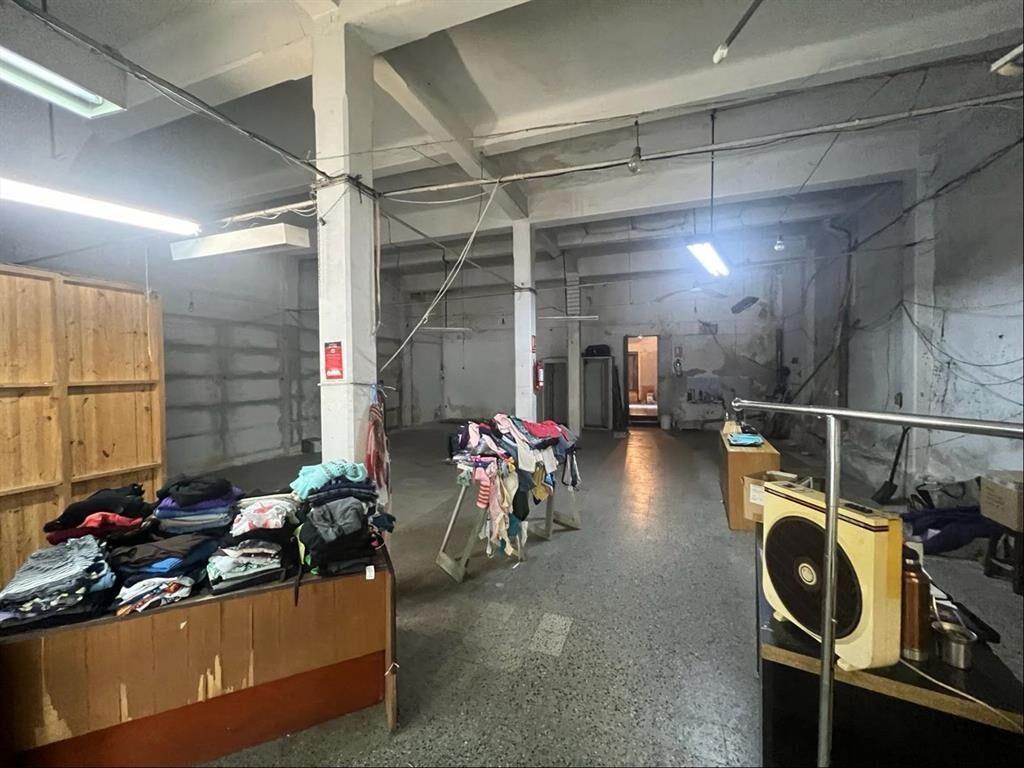 Local comercial + casa de altos sobre Gral Flores