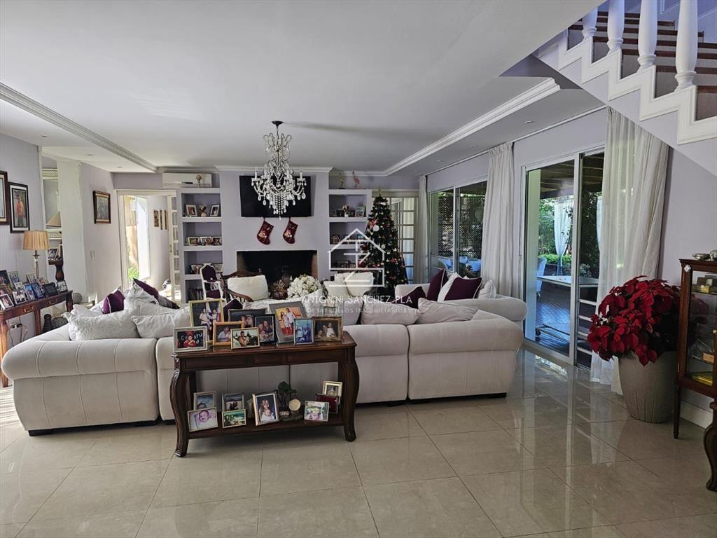 IMPORTANTE RESIDENCIA EN BARRIO PRIVADO