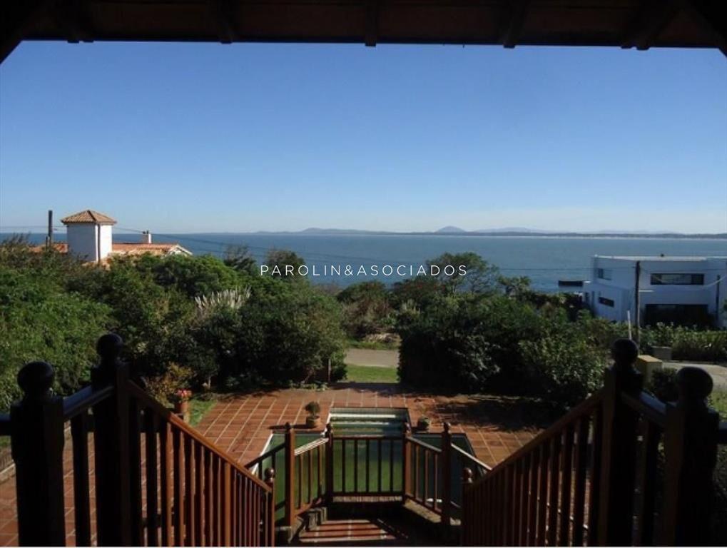 Venta de hermosa casa de 4 dormitorios en Punta Ballena
