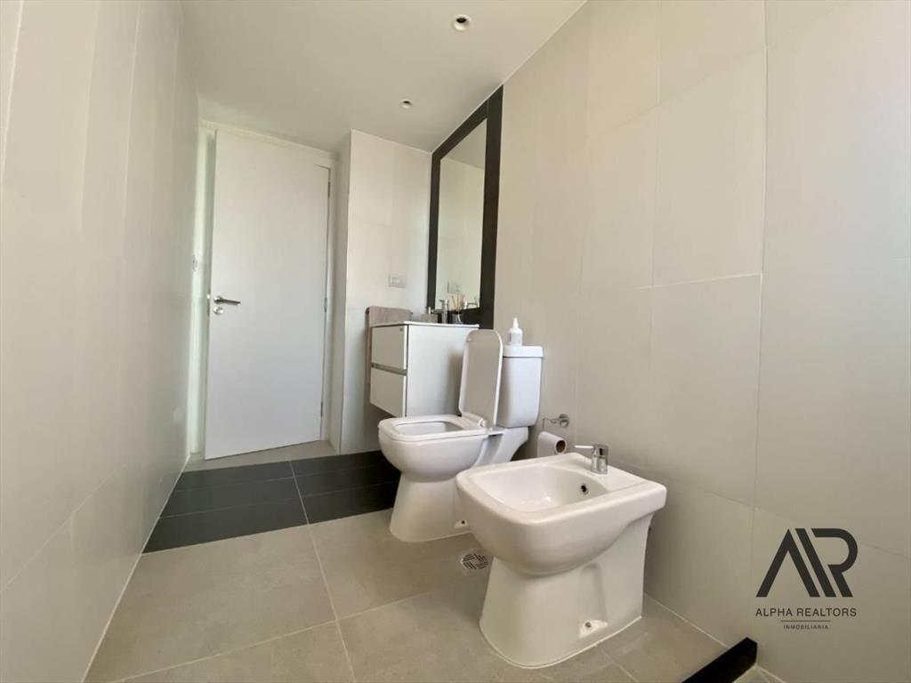 Excelente Apartamento De 2 Dormitorios Con Vistas Al Lag...