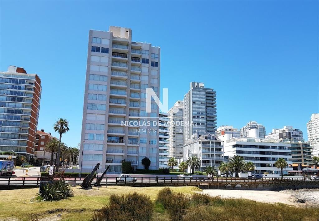 Vende Departamento de 3 dormitorios frente al de