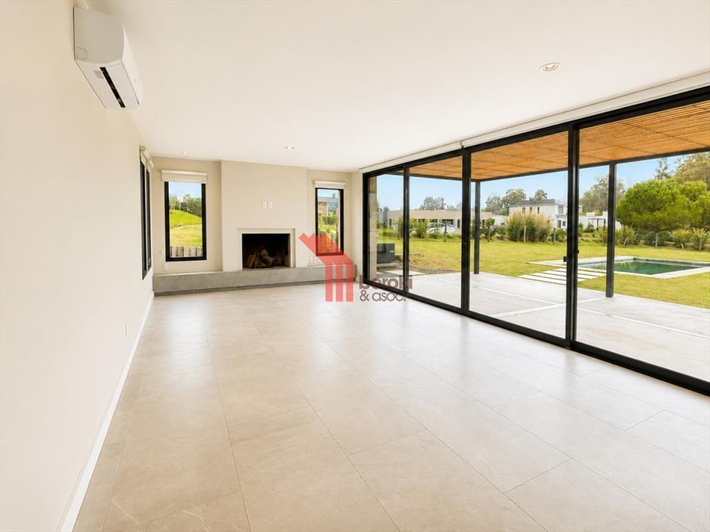 Venta de casa de 3 dormitorios, 3 baÃ±os y cuarto