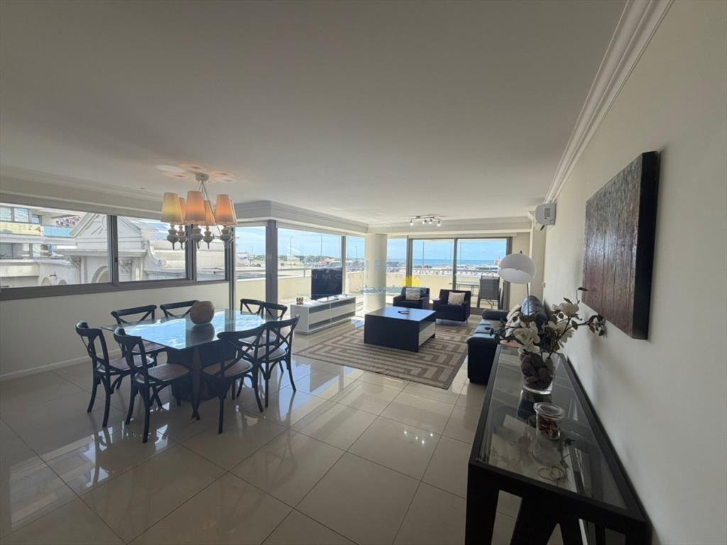 Apartamento en venta de 4 dormitorios en Punta ,