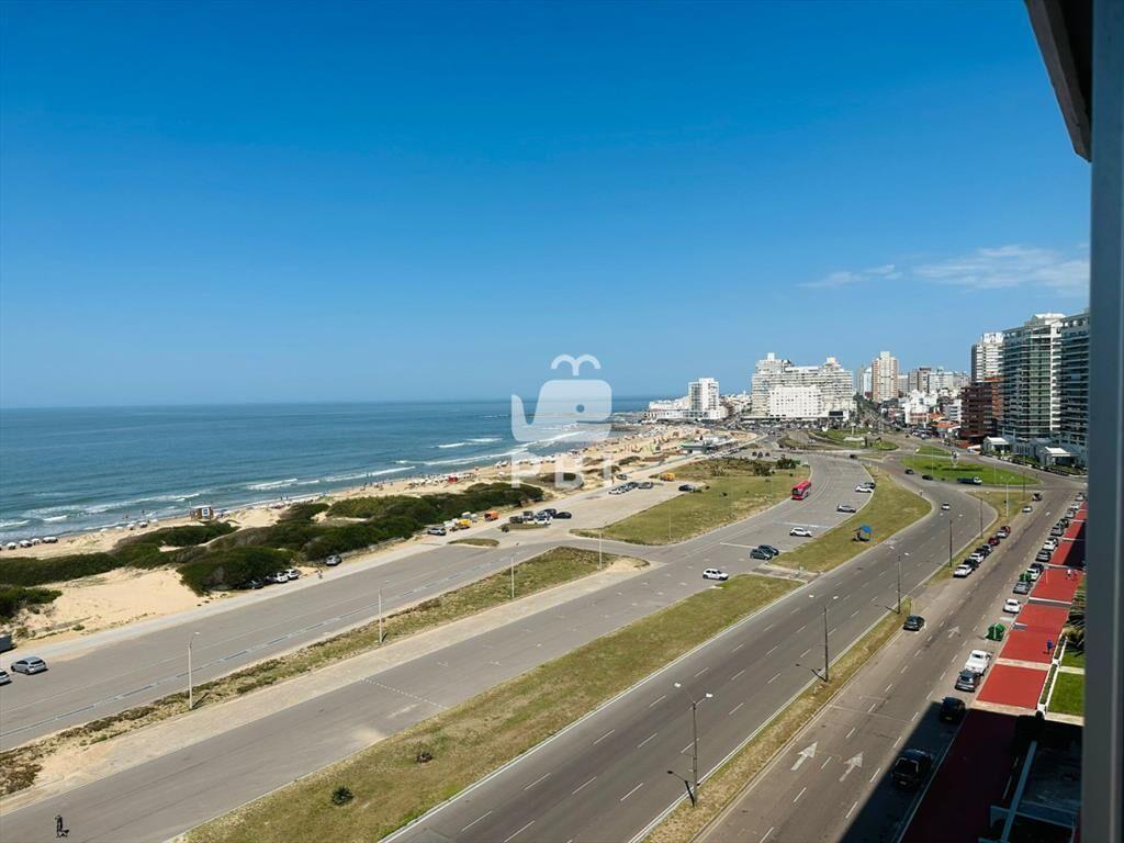 Apartamento de 3 dormitorios en venta en Punta -