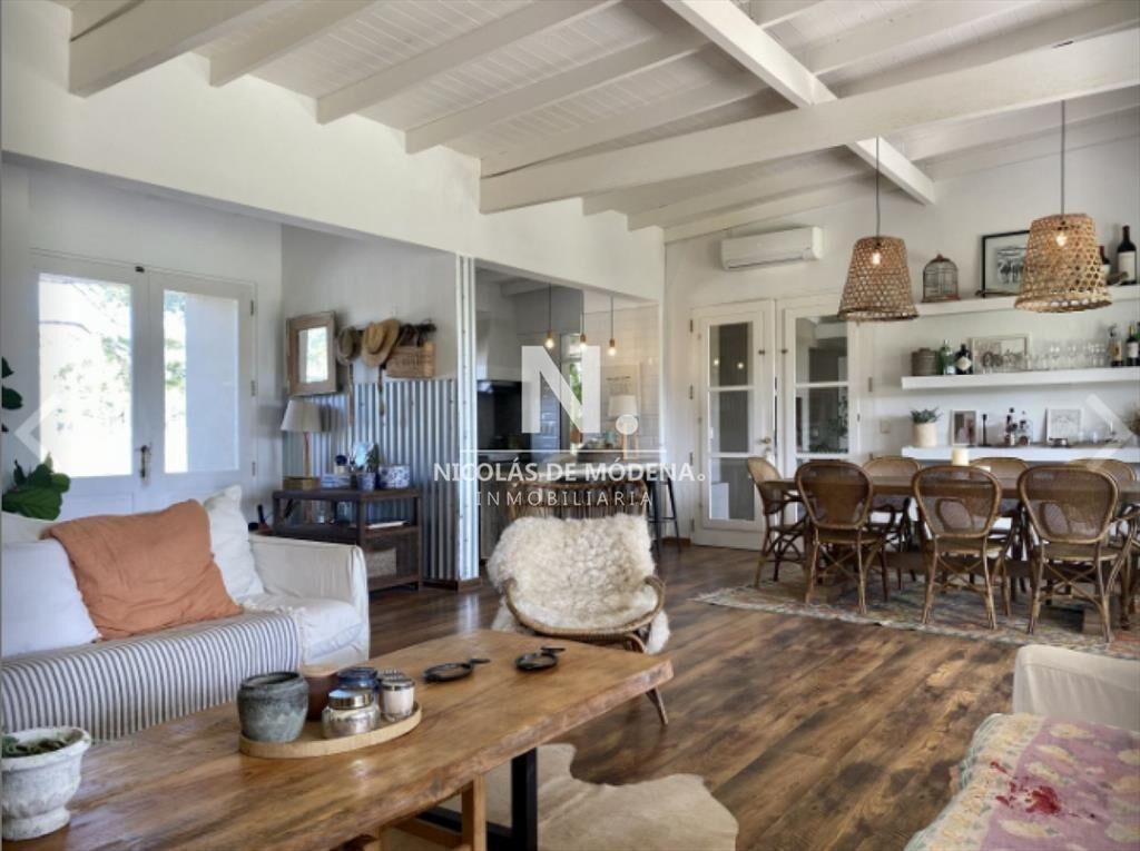 Vende casa de 4 dormitorios, en la Barra- El
