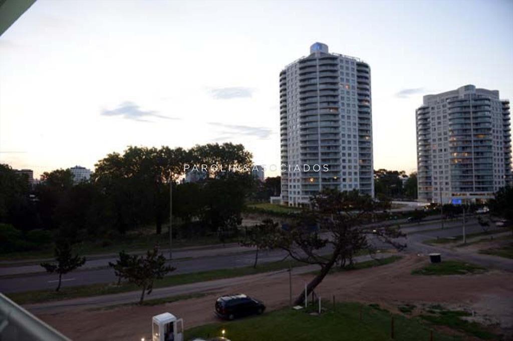 Departamento en Venta de 3 Dormitorios + en Torre