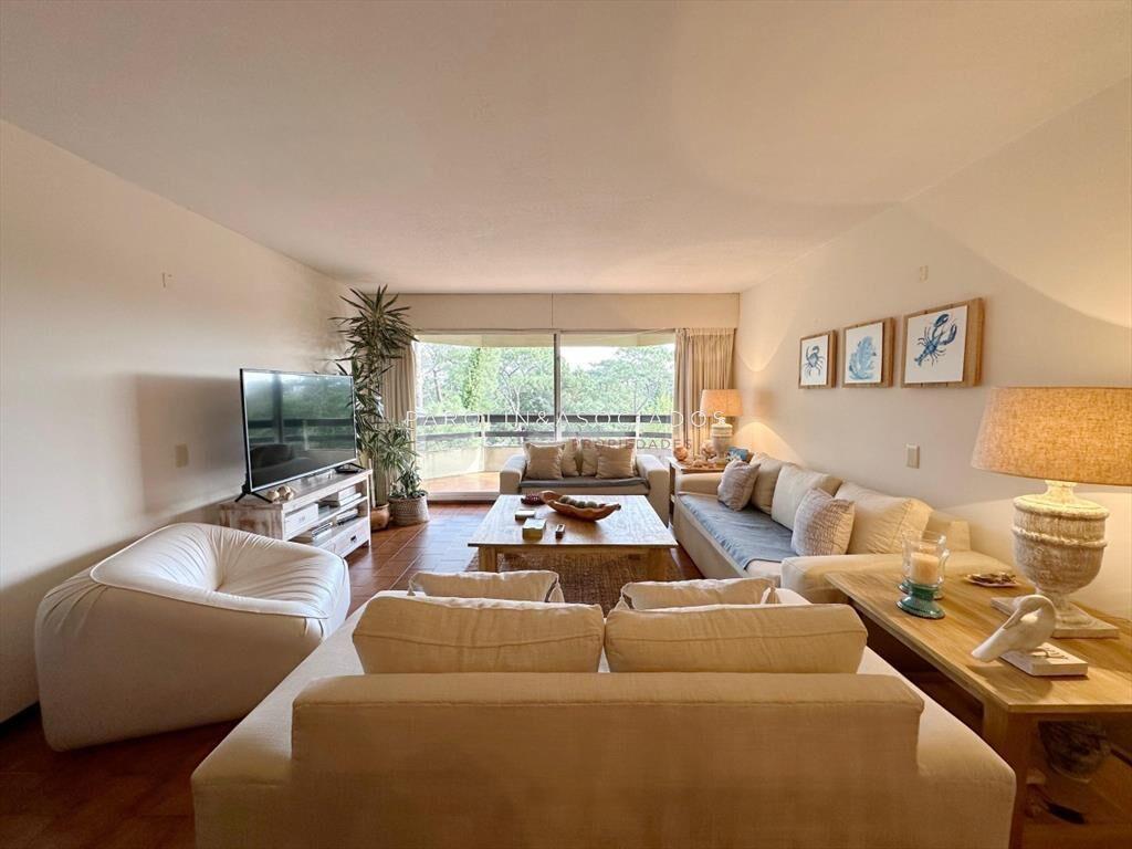 Apartamento de 3 dormitorios y dependencia de en