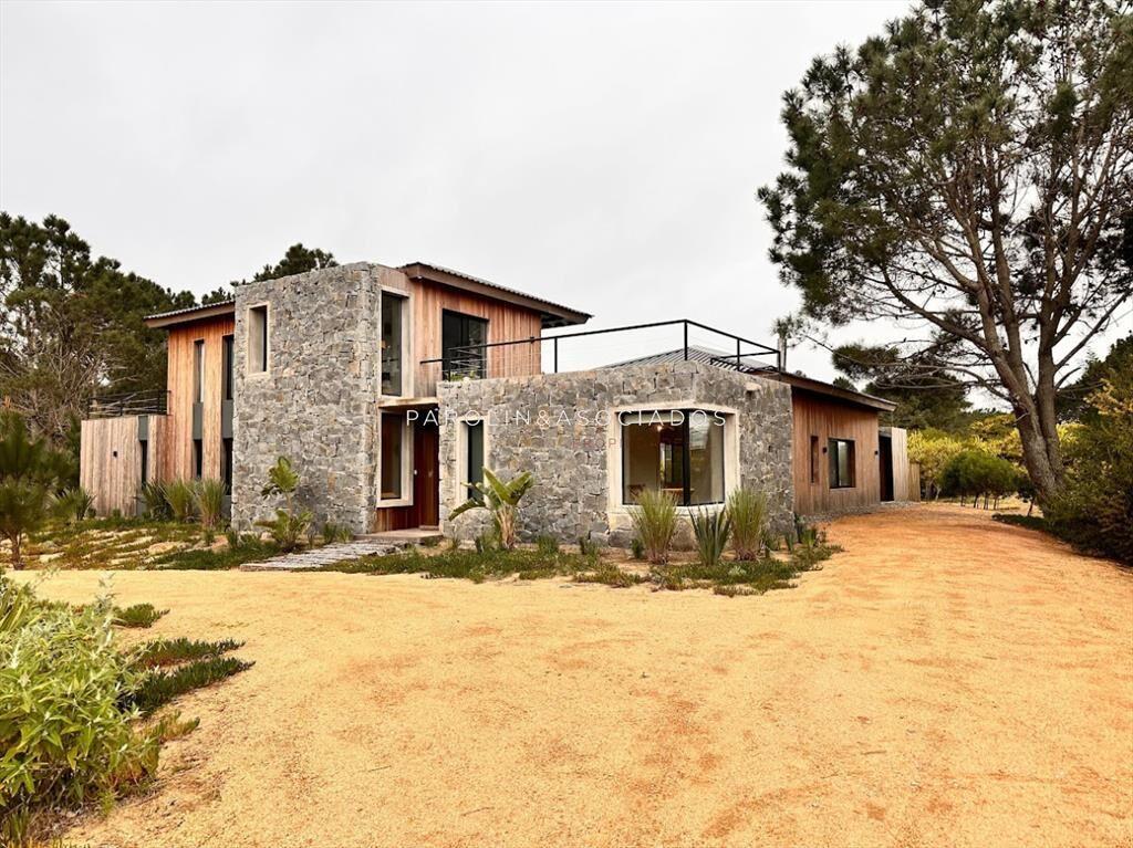 Casa en Venta de 4 Dormitorios en Laguna