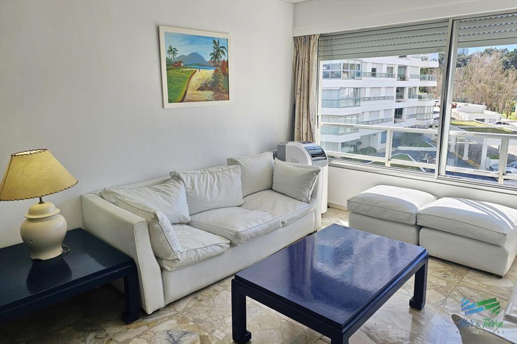 Alquilo apartamento 2,5 dormitorios en playa mansa, complej