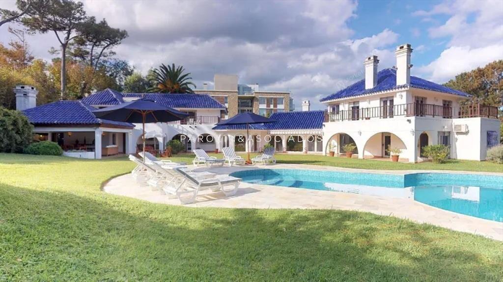 Casa en venta de gran residencia a pasos de la playa Brava