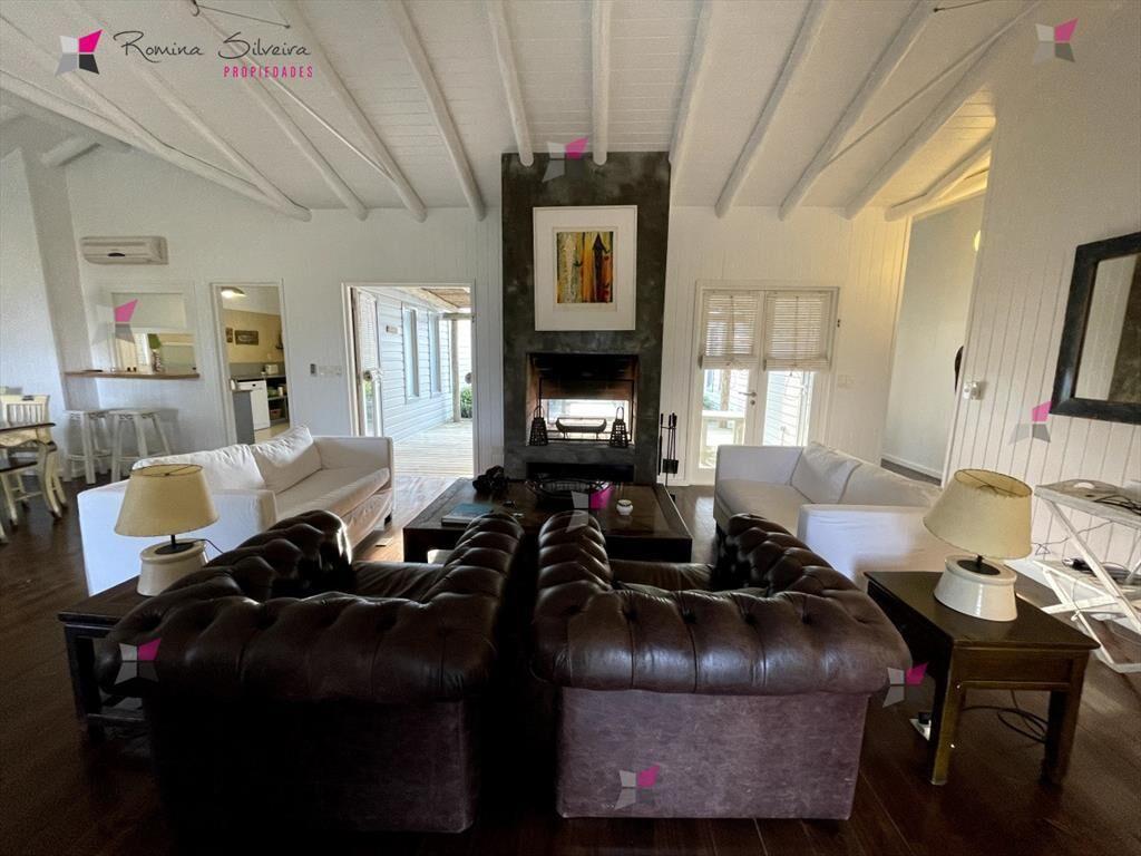 VENTA DE CASA DE 3 DORMITORIOS Y SERVICIO EN DEL