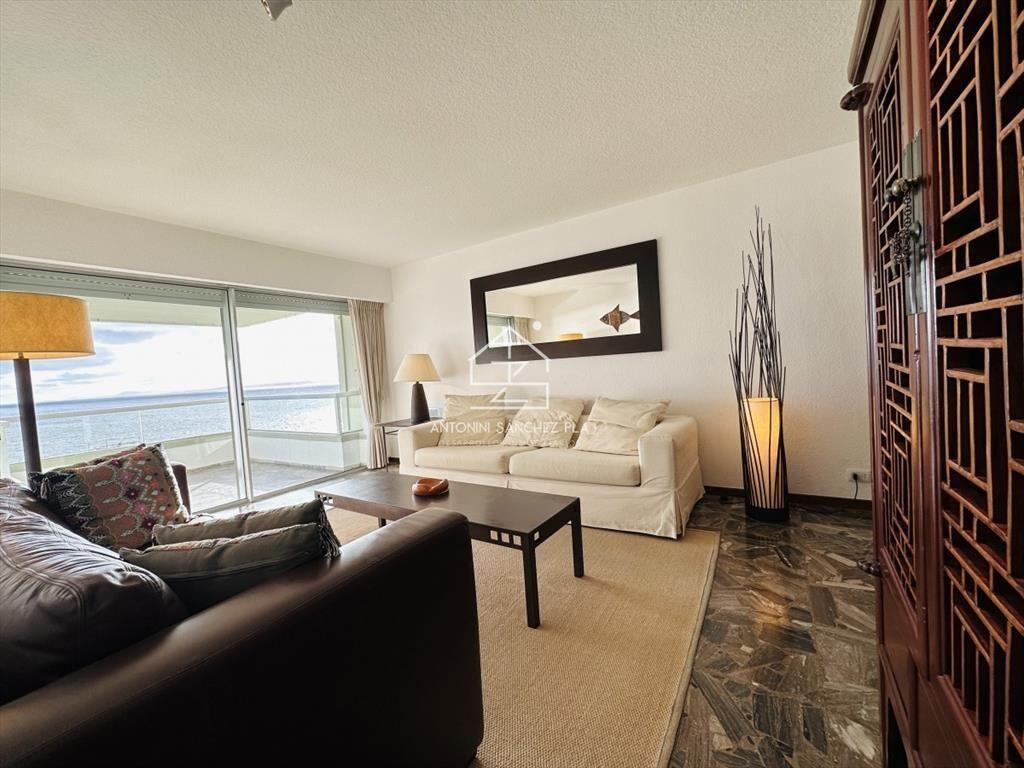 Apartamento en alquiler de 3 dormitorios frente al mar  en