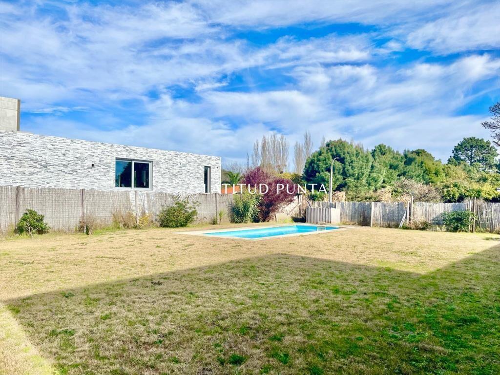 Casa 3 dormitorios con piscina. Barrio Privado
