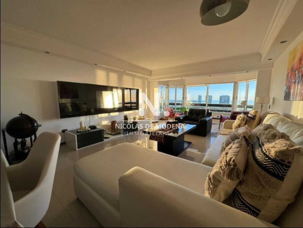 Oportunidad. Apartamento de 3 dormitorios , con ,