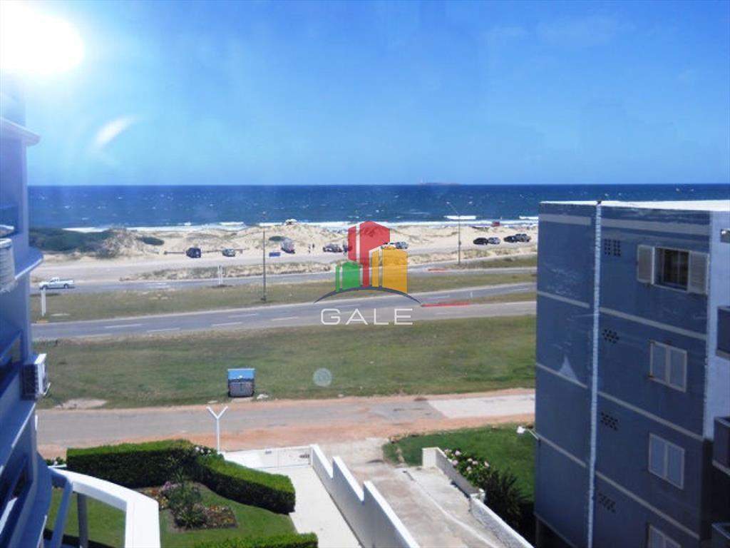 Apartamento en venta de 3 dormitorios y servicio