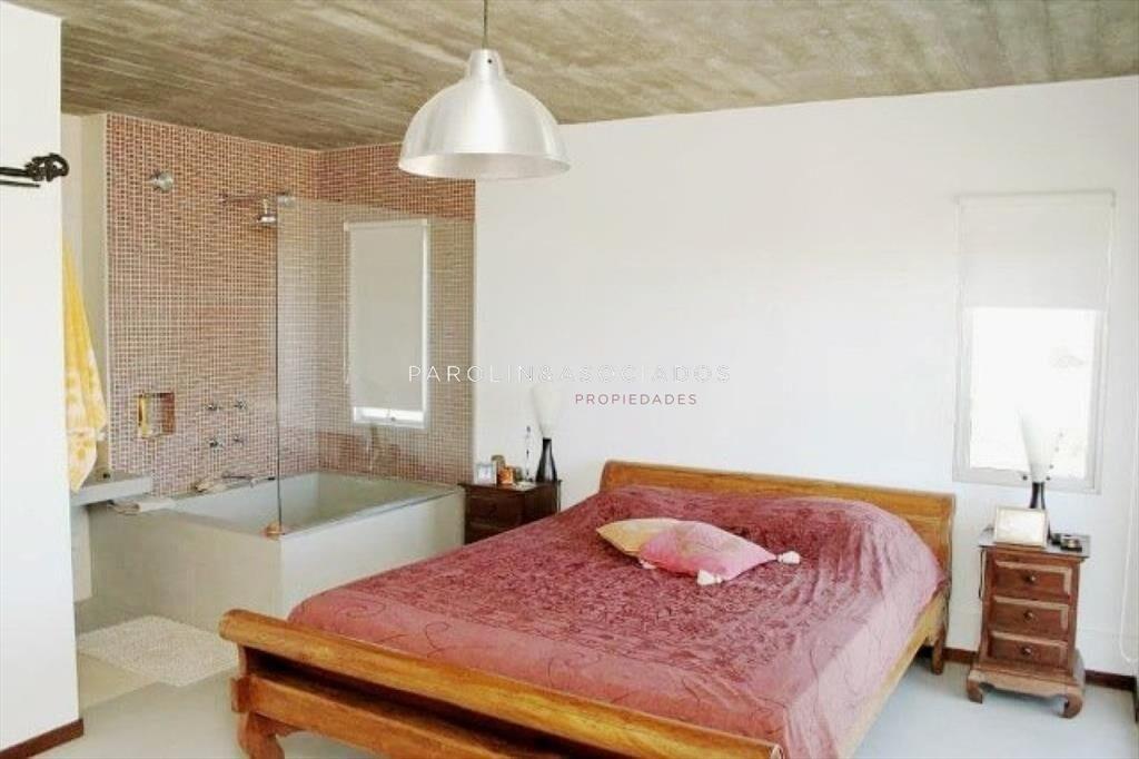 VENTA DE CASA DE 3 DORMITORIOS EN MONTOYA PUNTA