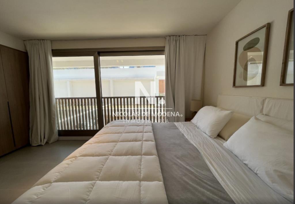 En venta apartamento en Manantiales de 3 dormitorios, con v