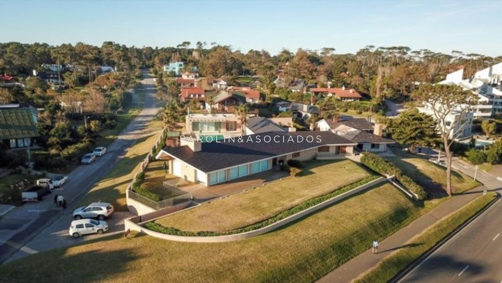 Hermosa casa en venta frente al mar, Punta del