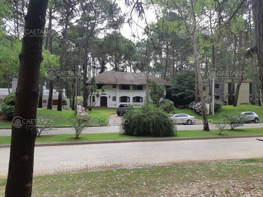 Barrio cerrado a pasos del mar con todos los del