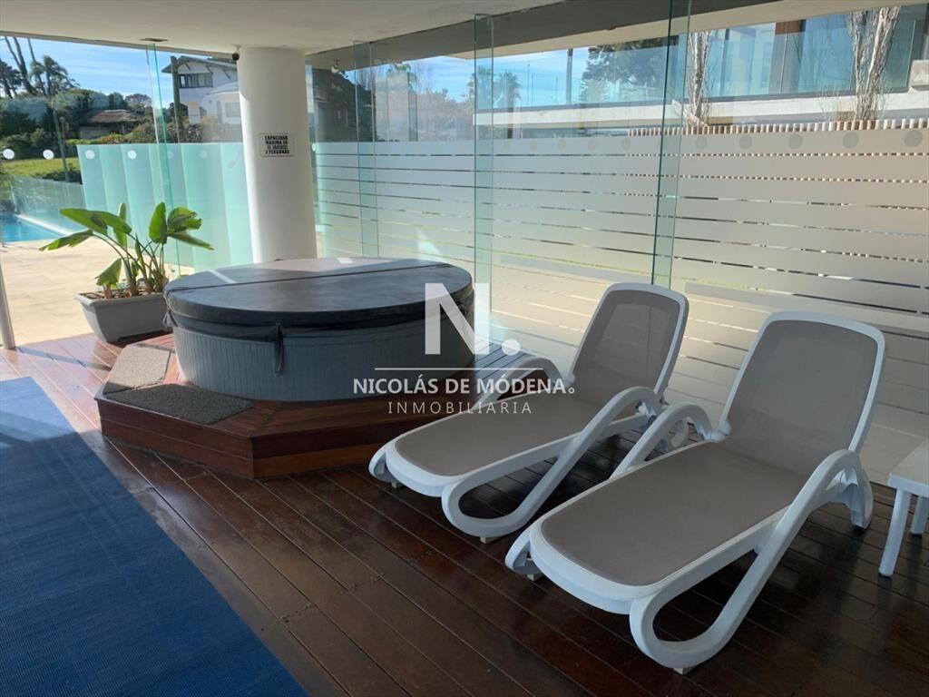 vende pent house duplex en playa mansa punta del