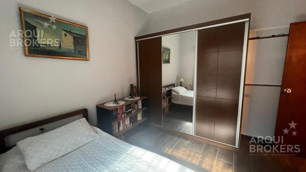 Casa de dos dormitorios en  venta en Jardines del Hipódromo