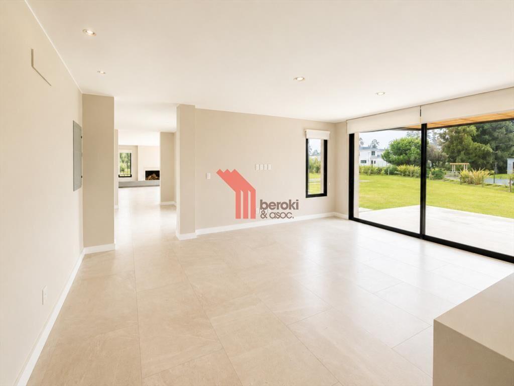 Venta de casa de 3 dormitorios, 3 baÃ±os y cuarto