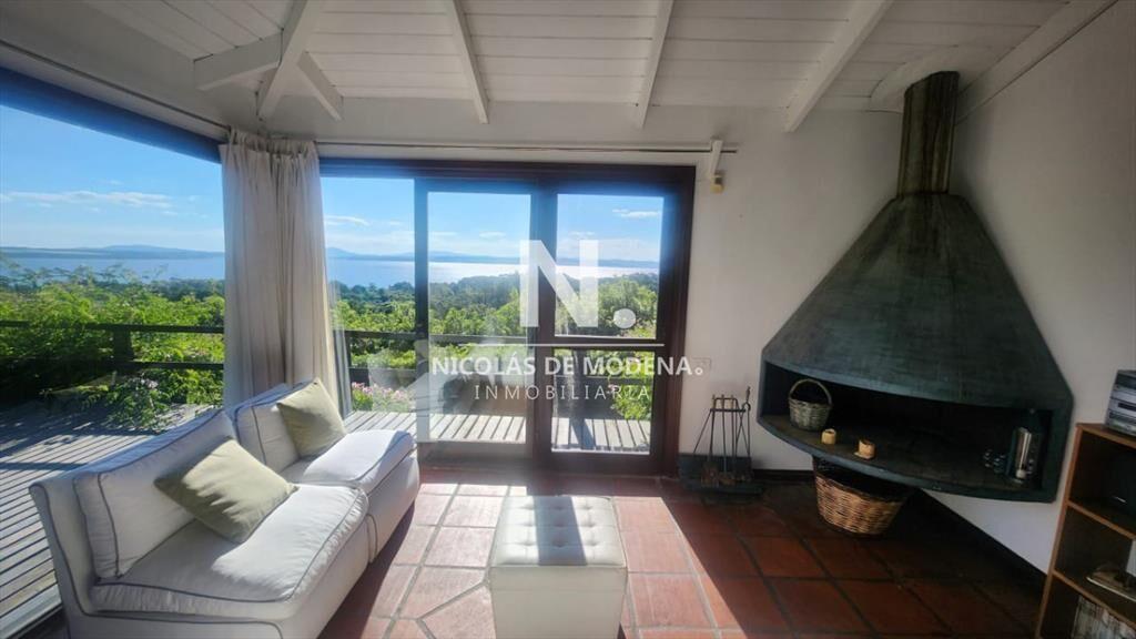 Vende casa de 4 dormitorios con vista a la laguna