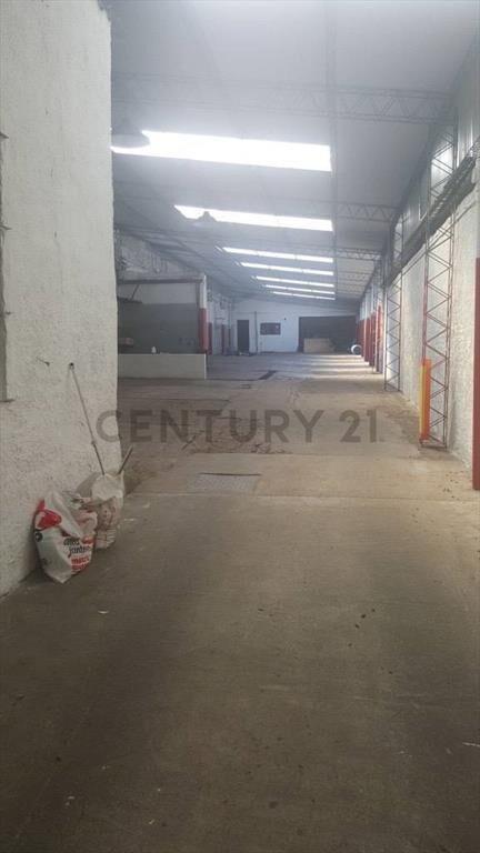 Amplio Galpón con estacionamiento, dos casas y depósito. ...